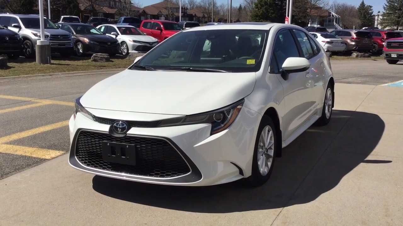 For Rent Toyota corolla Pearl White 2020-pic_4